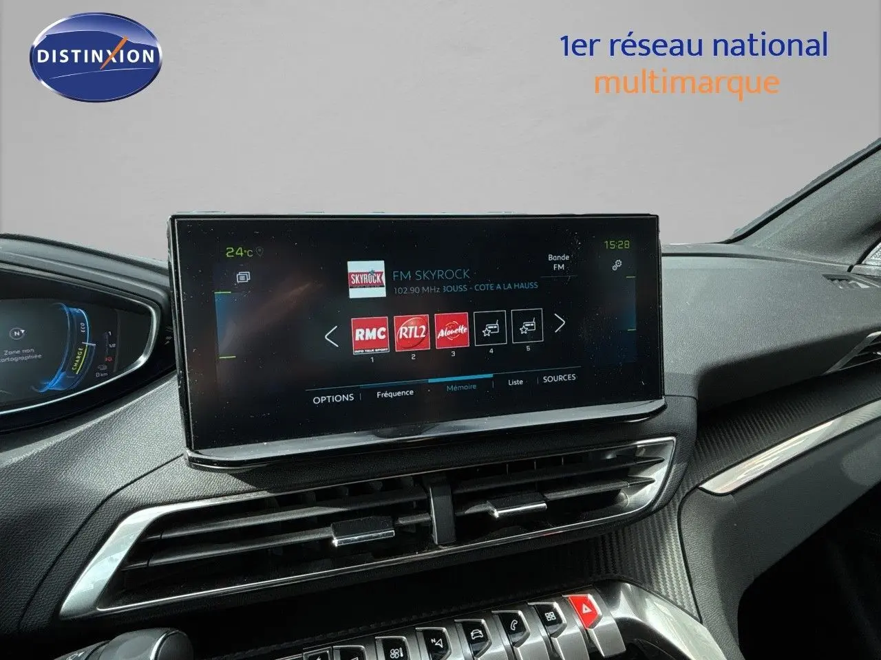 Écran tactile central et tableau de bord noir du Peugeot 3008 Hybrid 2024, vue intérieure avant côté conducteur.