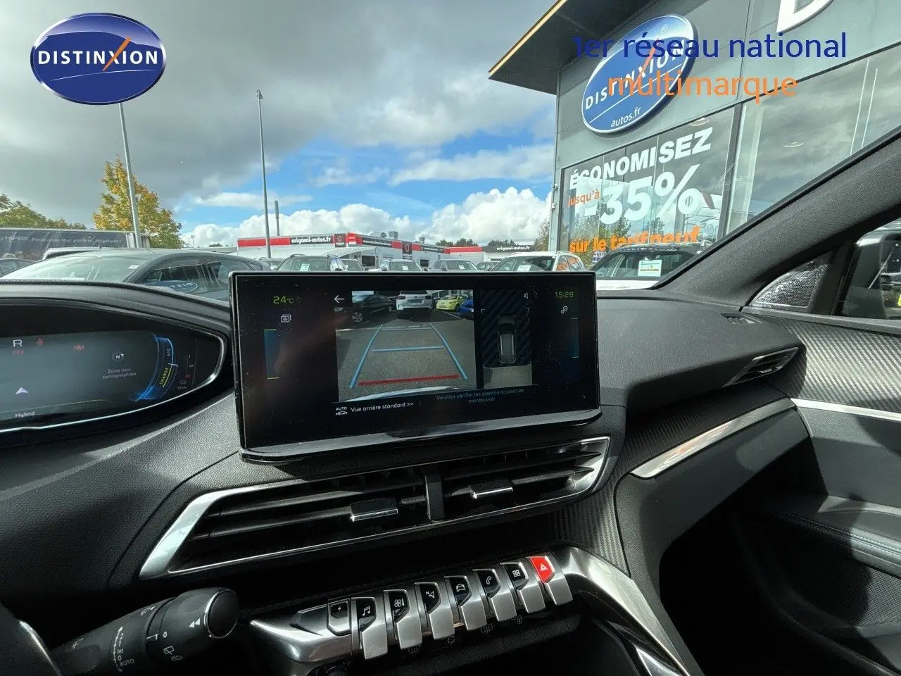 Vue intérieure du tableau de bord du Peugeot 3008 Hybrid 2024, écran central affichant la caméra de recul, ambiance noire et moderne.