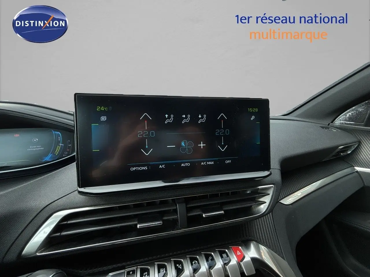 Écran tactile central affichant la climatisation dans l’habitacle noir d’un Peugeot 3008 gris platinium, vue intérieure avant.