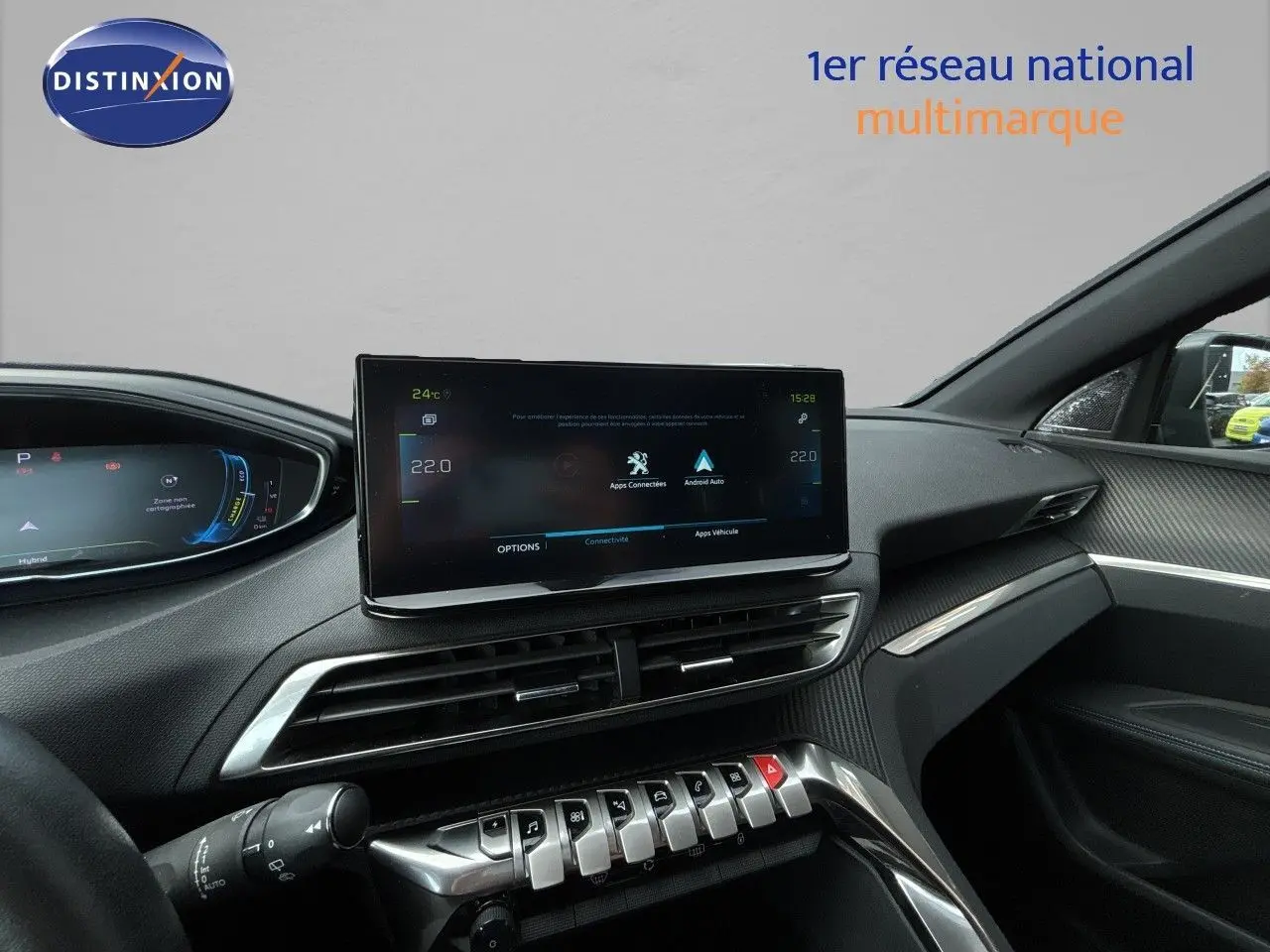 Intérieur du Peugeot 3008 Hybrid 180ch 2024, vue côté droit sur tableau de bord et écran tactile central.