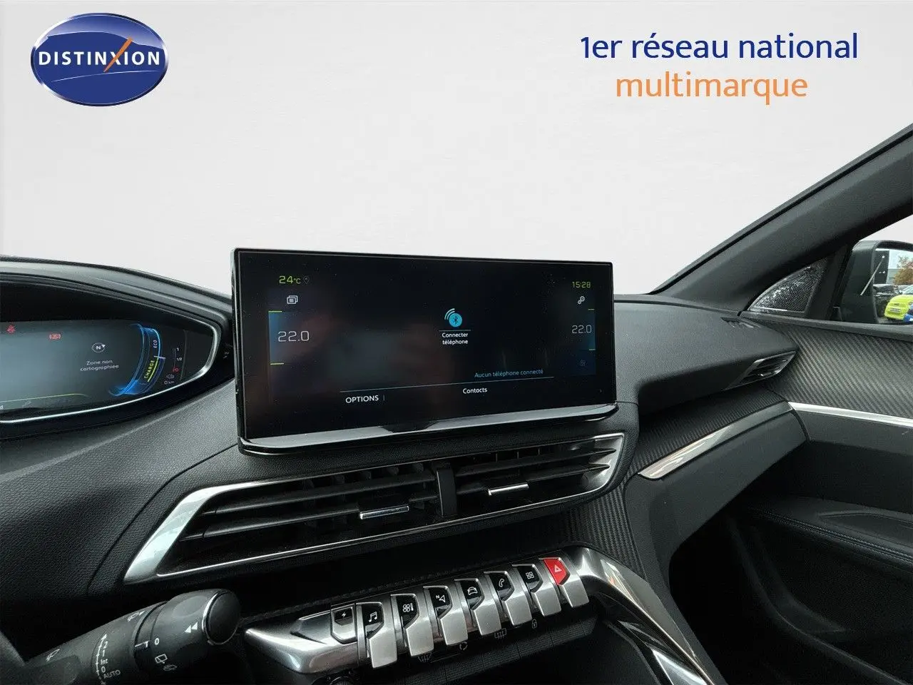 Tableau de bord et écran tactile central du Peugeot 3008 gris platinium, intérieur moderne avec finitions carbone.