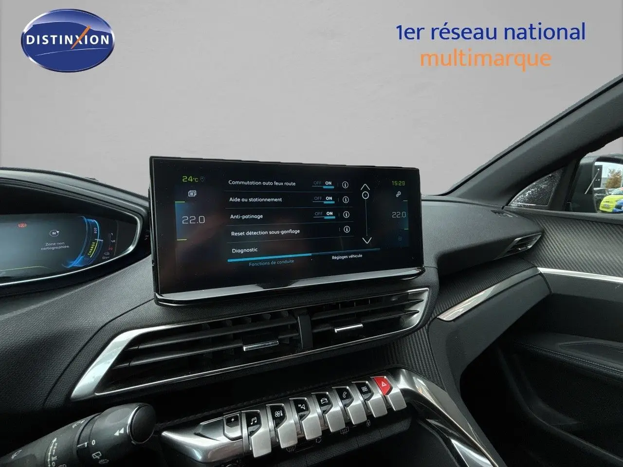 Vue intérieure du tableau de bord du Peugeot 3008 Hybrid 2024, avec écran tactile central et commandes piano en aluminium.