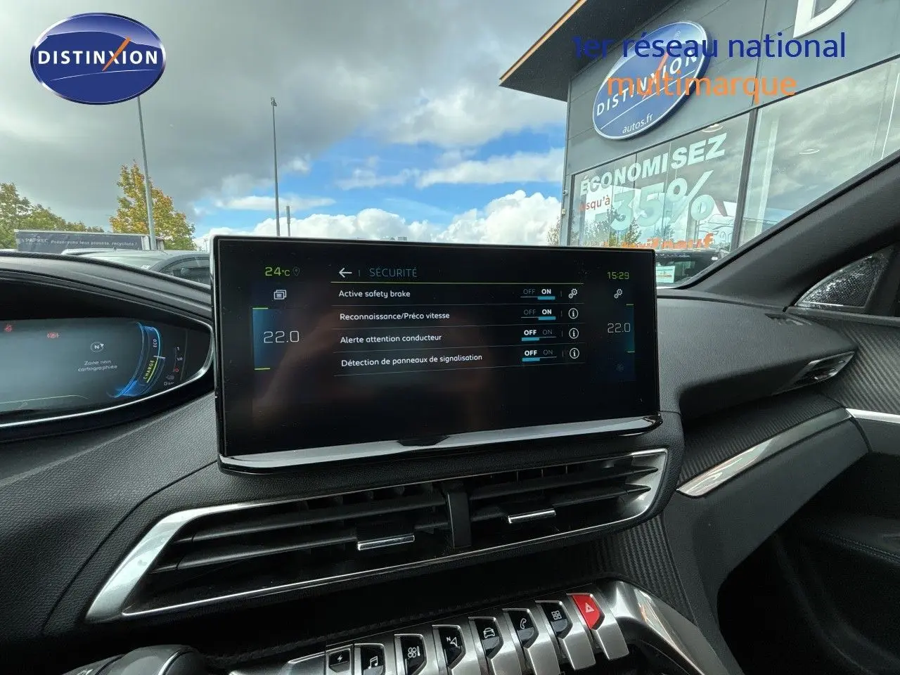 Vue intérieure du tableau de bord du Peugeot 3008 Hybrid 2024, écran tactile affichant les réglages de sécurité.