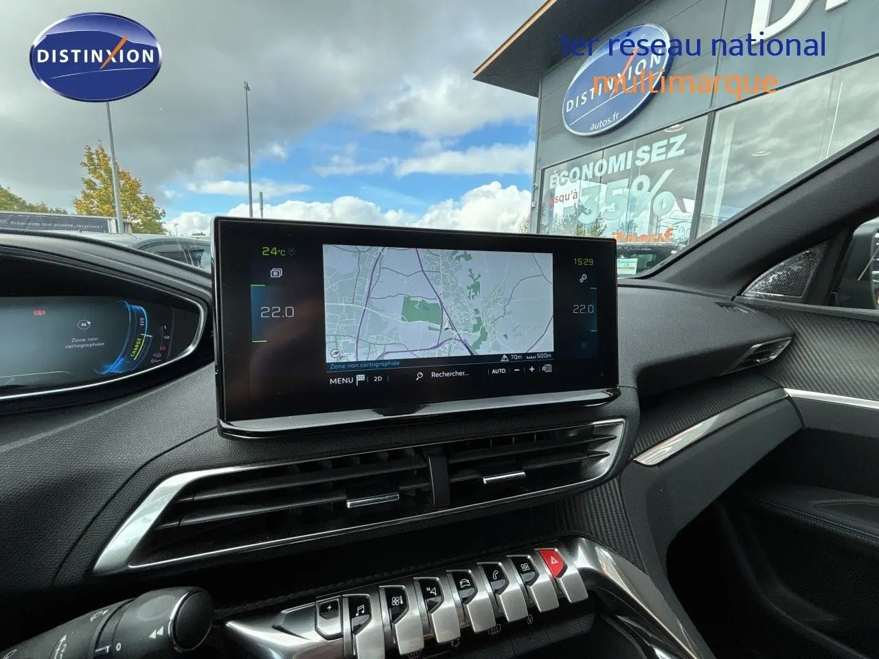 Vue intérieure du tableau de bord du Peugeot 3008 Hybrid gris platinium, avec écran tactile central affichant une carte de navigation.