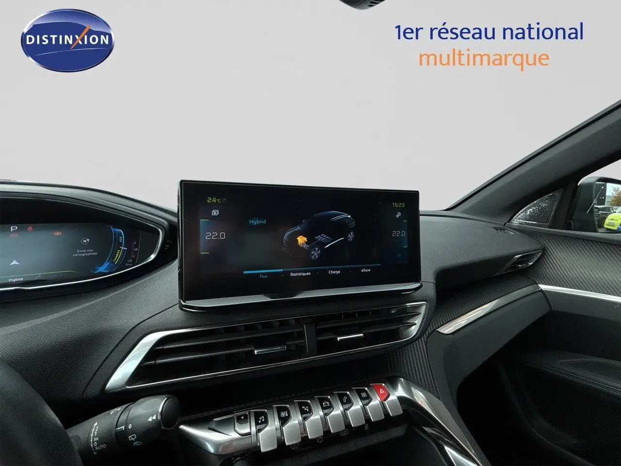 Vue intérieure du tableau de bord du Peugeot 3008 Hybrid 2024 avec écran tactile central et finitions noires élégantes.