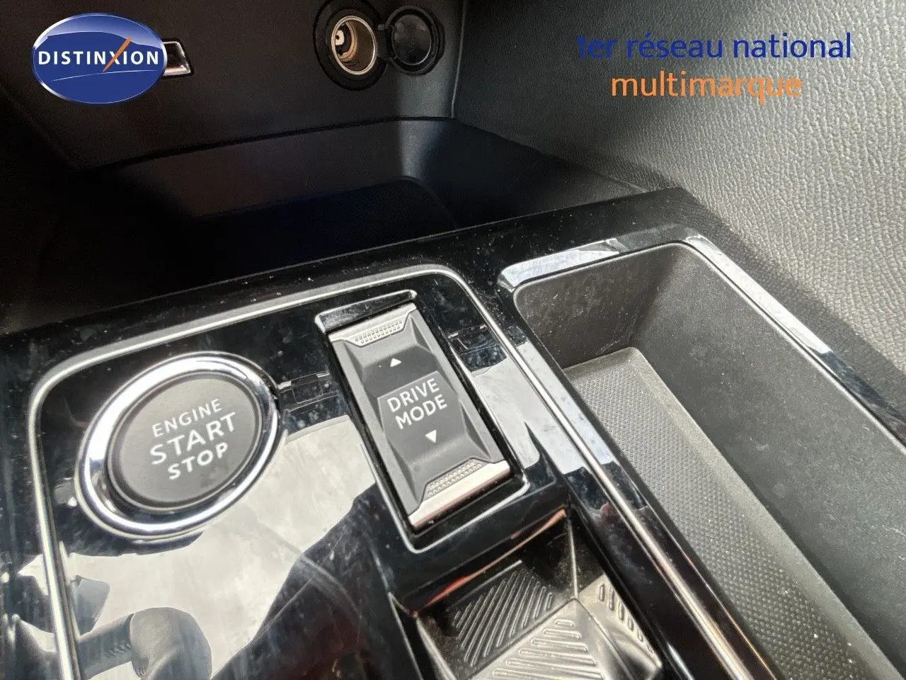Détail intérieur de la console centrale du Peugeot 3008 Hybrid 2024 avec bouton start/stop et sélecteur drive mode.