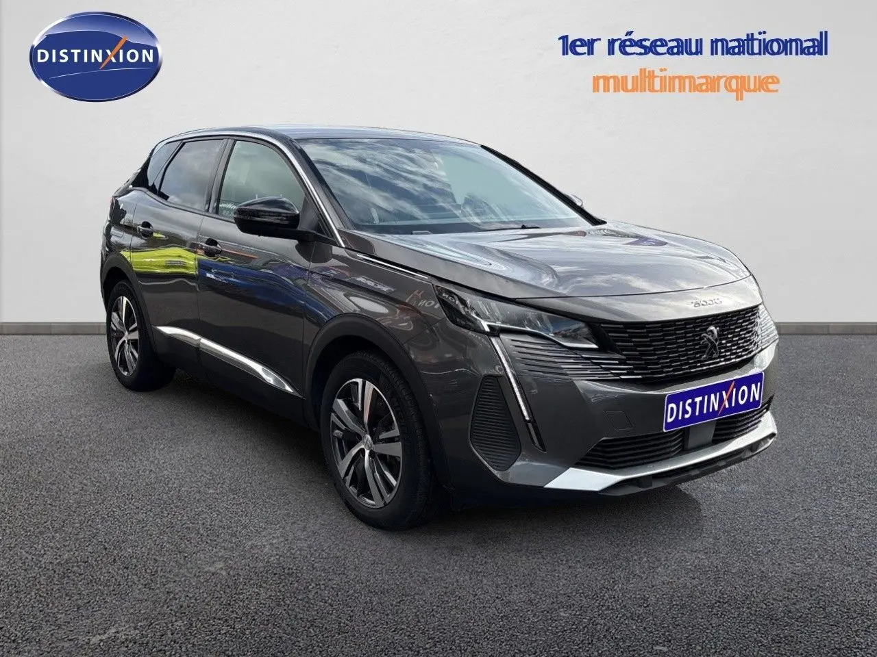 Peugeot 3008 Hybrid gris platinium métal en 3/4 avant droit, avec calandre noire et jantes alliage bicolores.