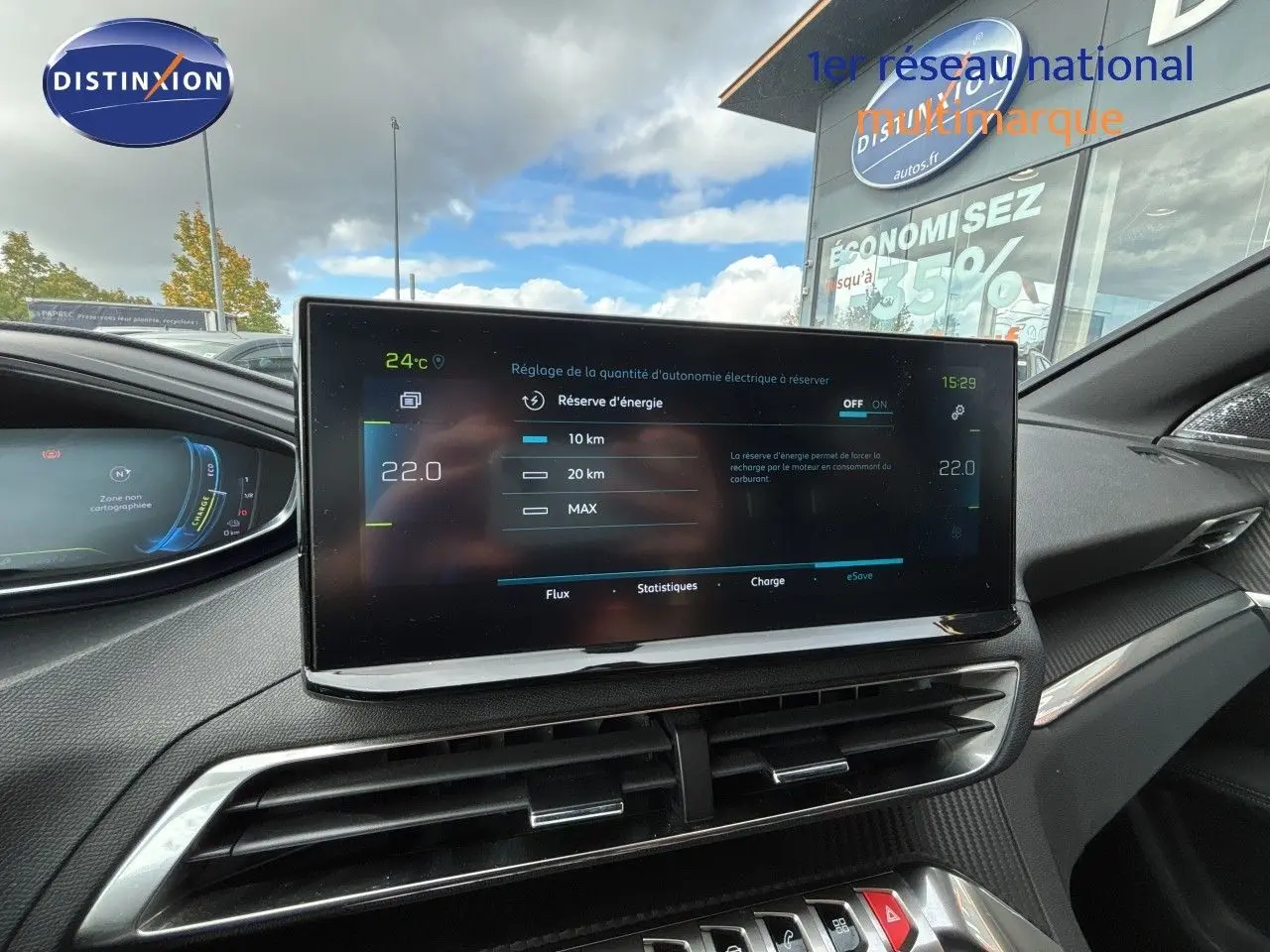 Vue intérieure du tableau de bord du Peugeot 3008 Hybrid gris platinium, avec écran tactile central affichant les réglages d'autonomie électrique.
