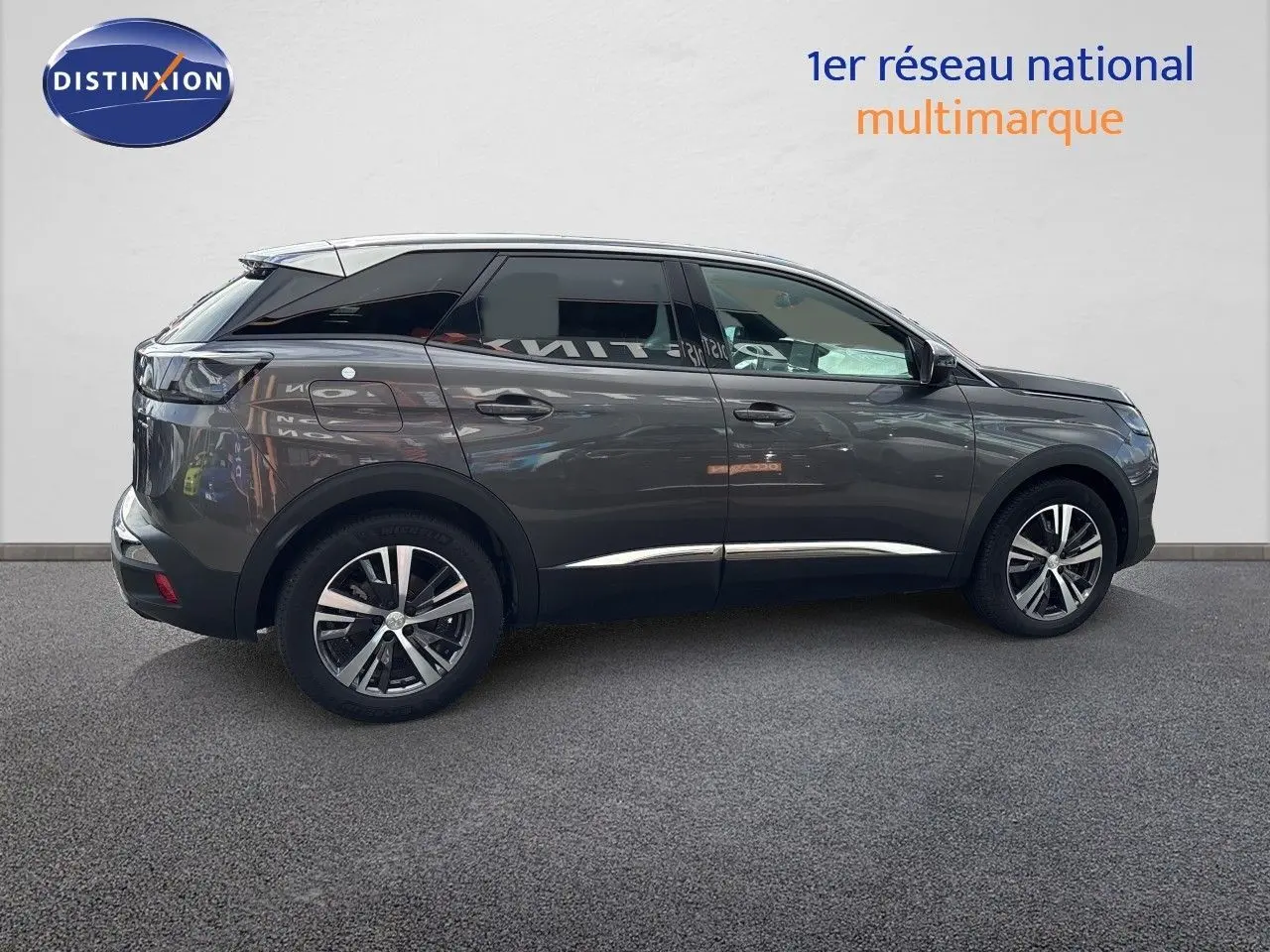 Vue latérale droite d’un Peugeot 3008 Hybrid gris platinium métal, soulignant ses lignes modernes et ses jantes alliage.