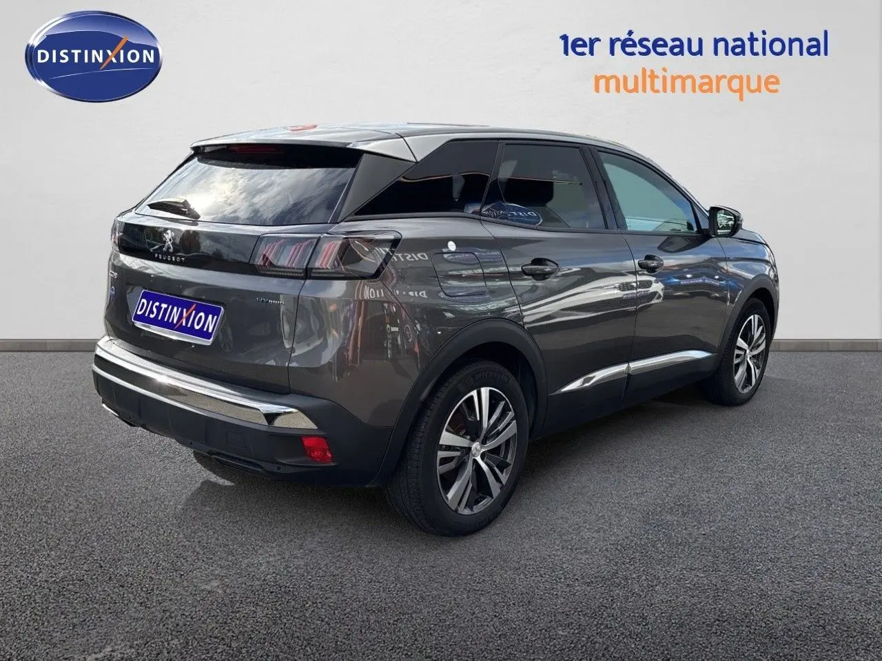 Peugeot 3008 hybride gris platinium métal en 3/4 arrière droit, avec jantes alliage et vitres teintées.