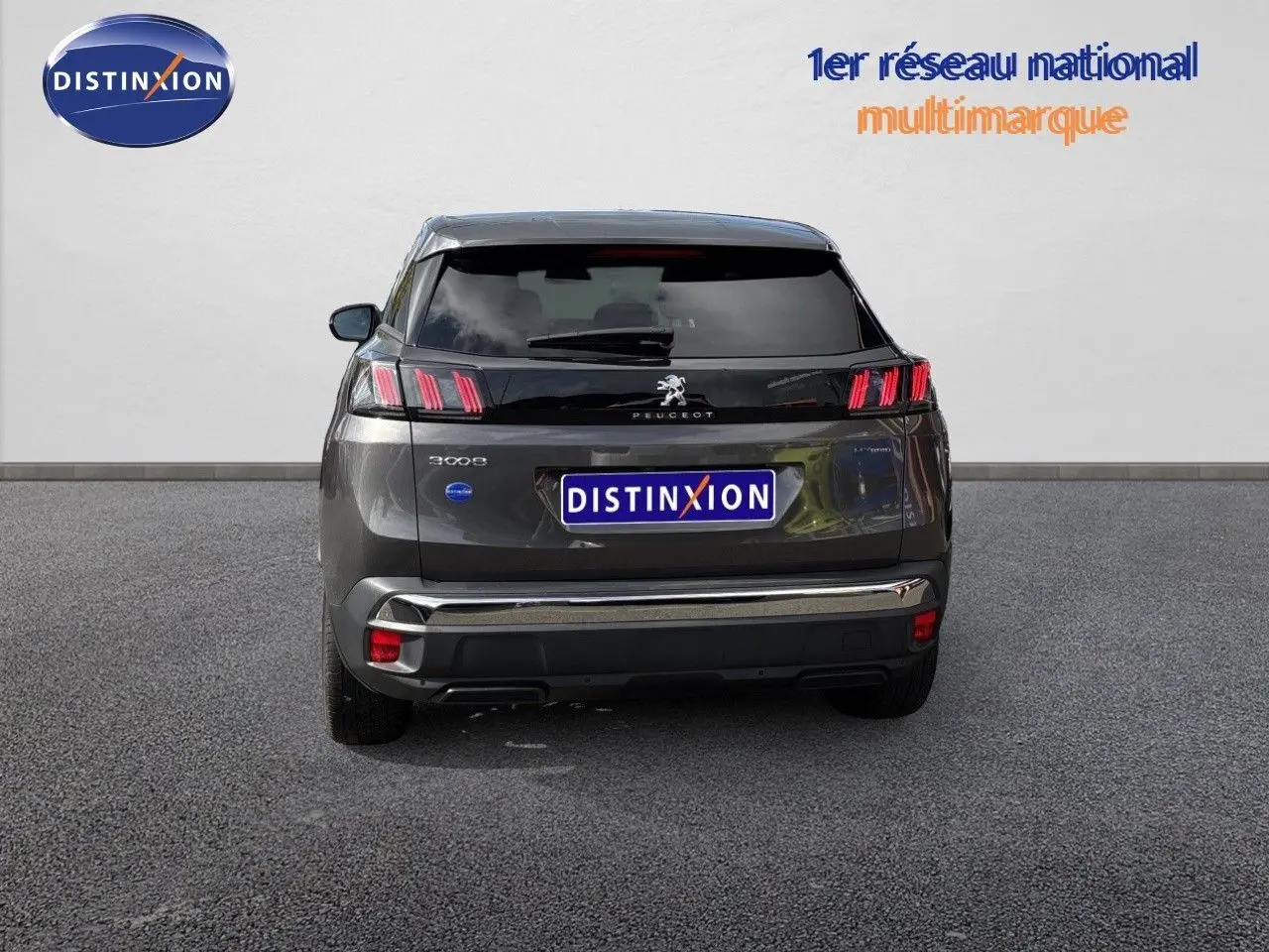 Vue arrière d’un Peugeot 3008 Hybrid gris platinium métal, avec feux arrière LED caractéristiques et logo Peugeot visible.
