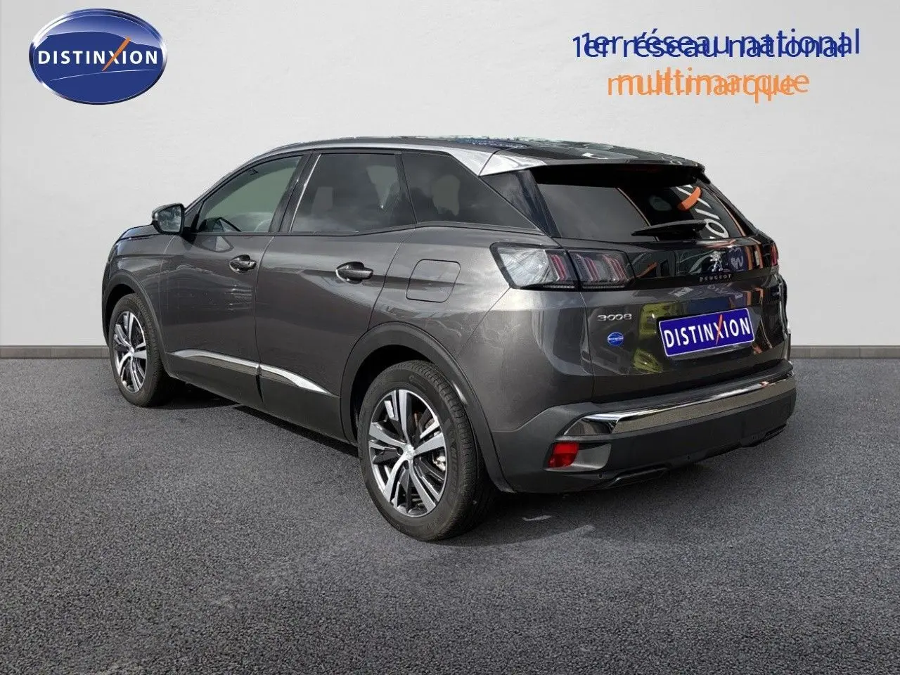 Peugeot 3008 Hybrid gris platinium métal, vue 3/4 arrière droit, avec jantes alliage et feux arrière LED distinctifs.