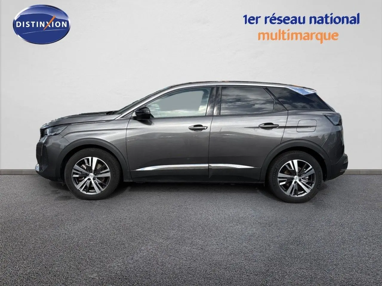 Vue de profil côté gauche d’un Peugeot 3008 Hybrid gris platinium métallisé avec jantes alliage et lignes chromées.