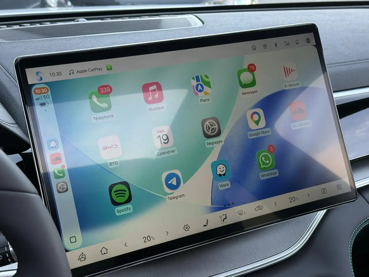 Écran tactile 15,6 pouces affichant Apple CarPlay dans l'habitacle noir du BYD SEAL U Snow White.