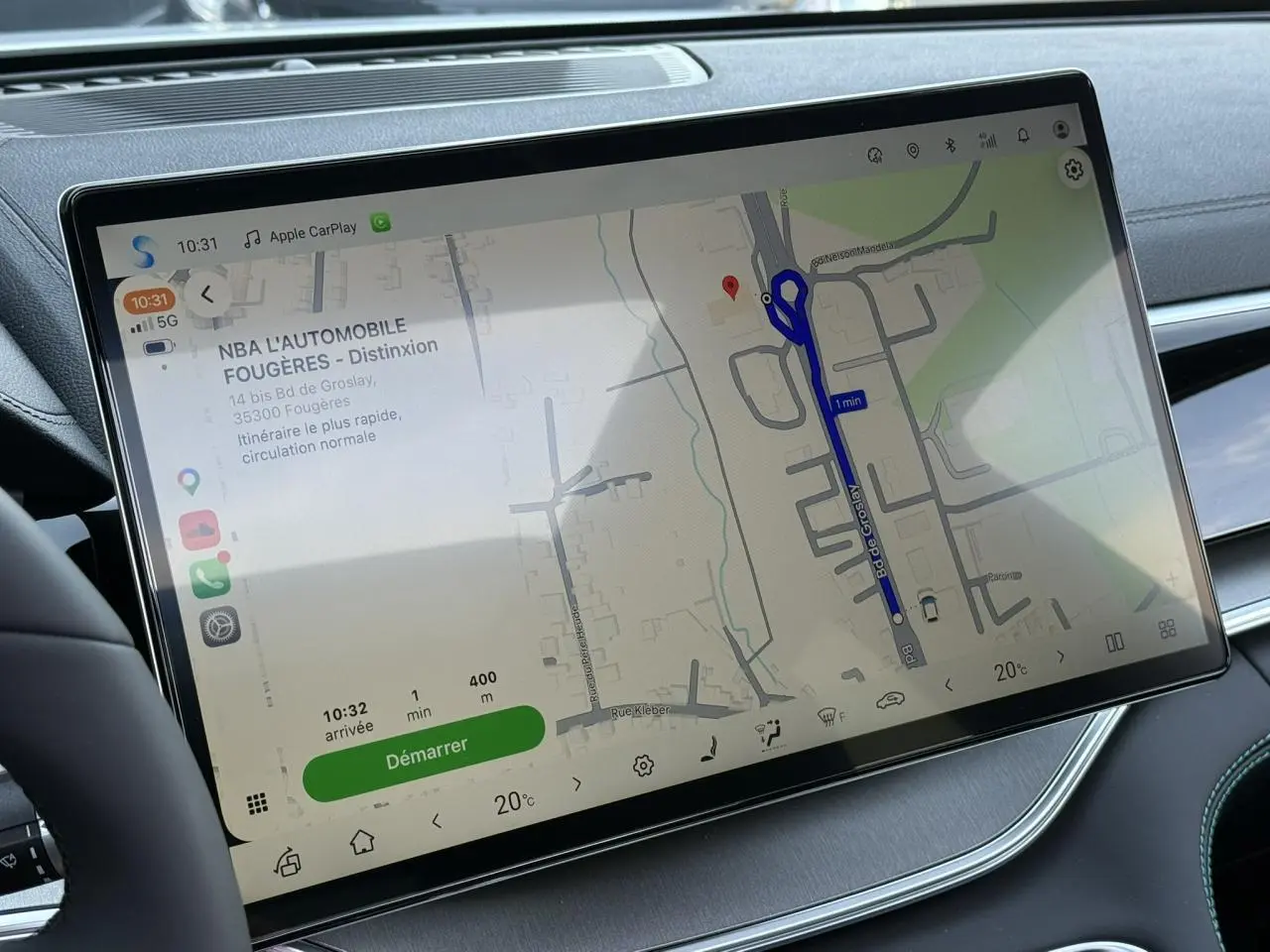 Écran tactile 15,6" en vue rapprochée sur tableau de bord noir du BYD SEAL U 2025, affichant navigation GPS.