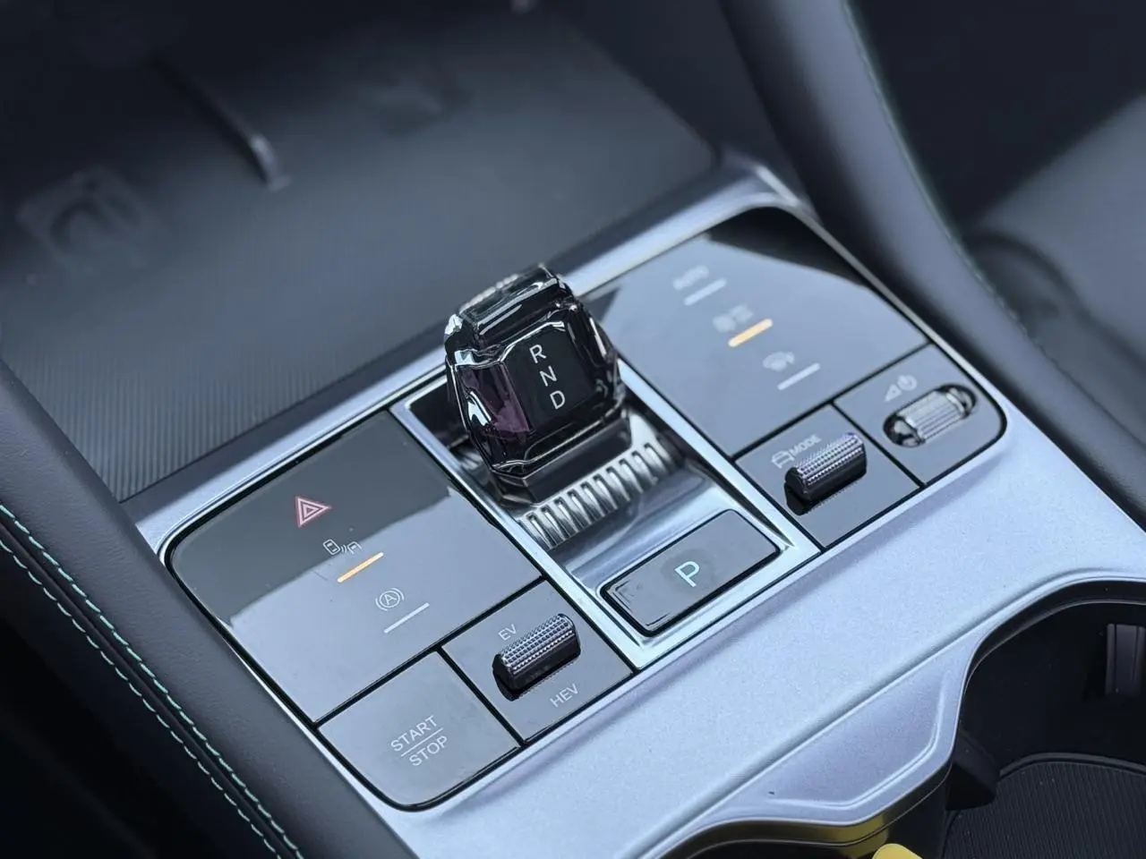 Gros plan sur la console centrale du BYD SEAL U 1.5 DM-i 218 Boost avec levier de vitesses automatique et commandes tactiles.