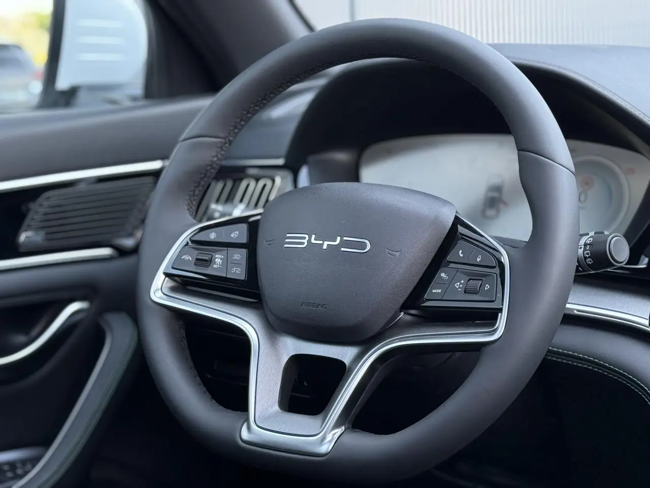Gros plan sur le volant noir multifonction BYD avec insertions argentées dans l’habitacle du SEAL U.