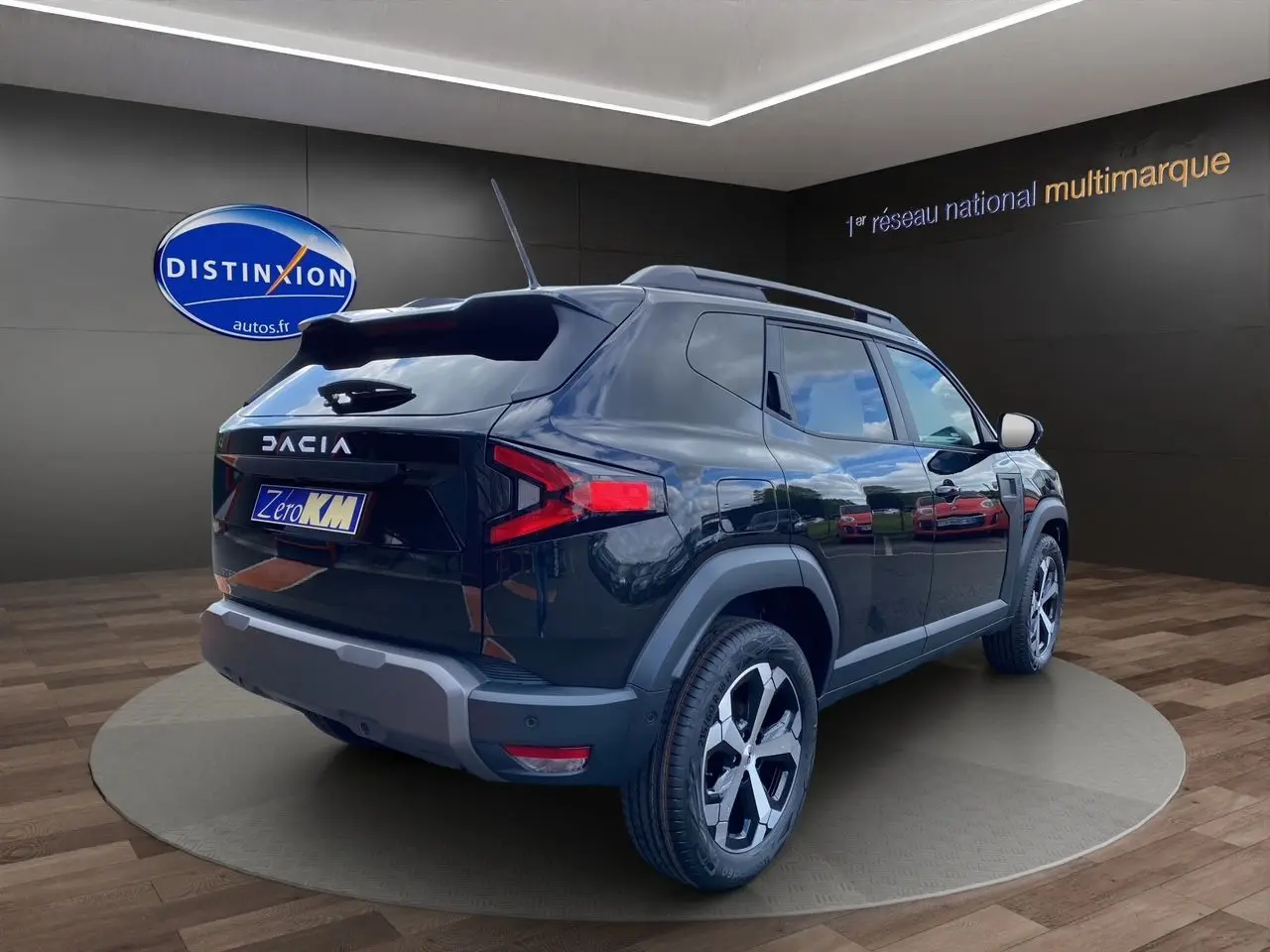 Vue 3/4 arrière droite du Dacia Duster hybride noir avec jantes alliage et détails de carrosserie contrastés.