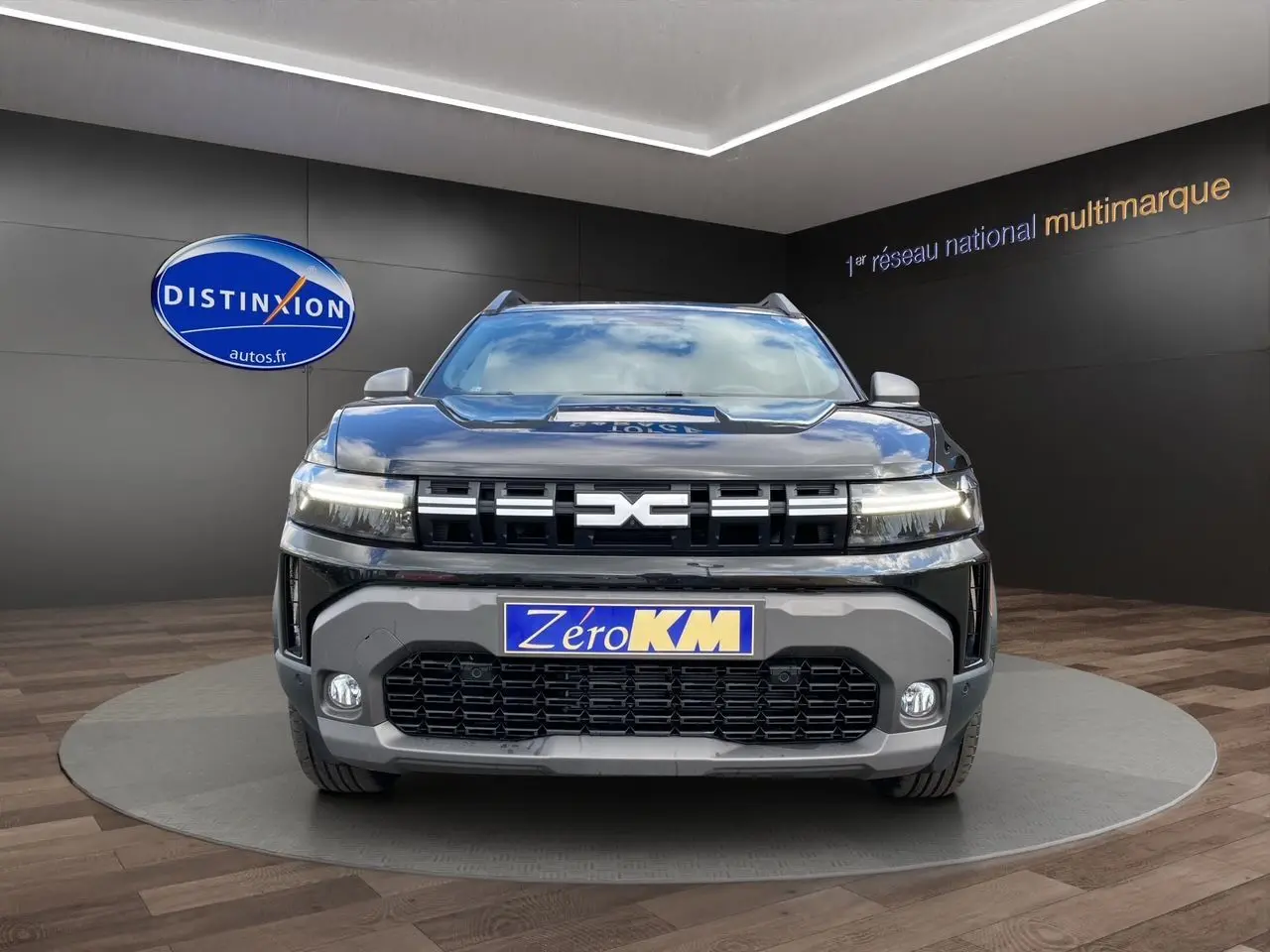 Vue frontale du Dacia Duster hybride noir 2025 avec calandre marquée et phares LED intégrés.