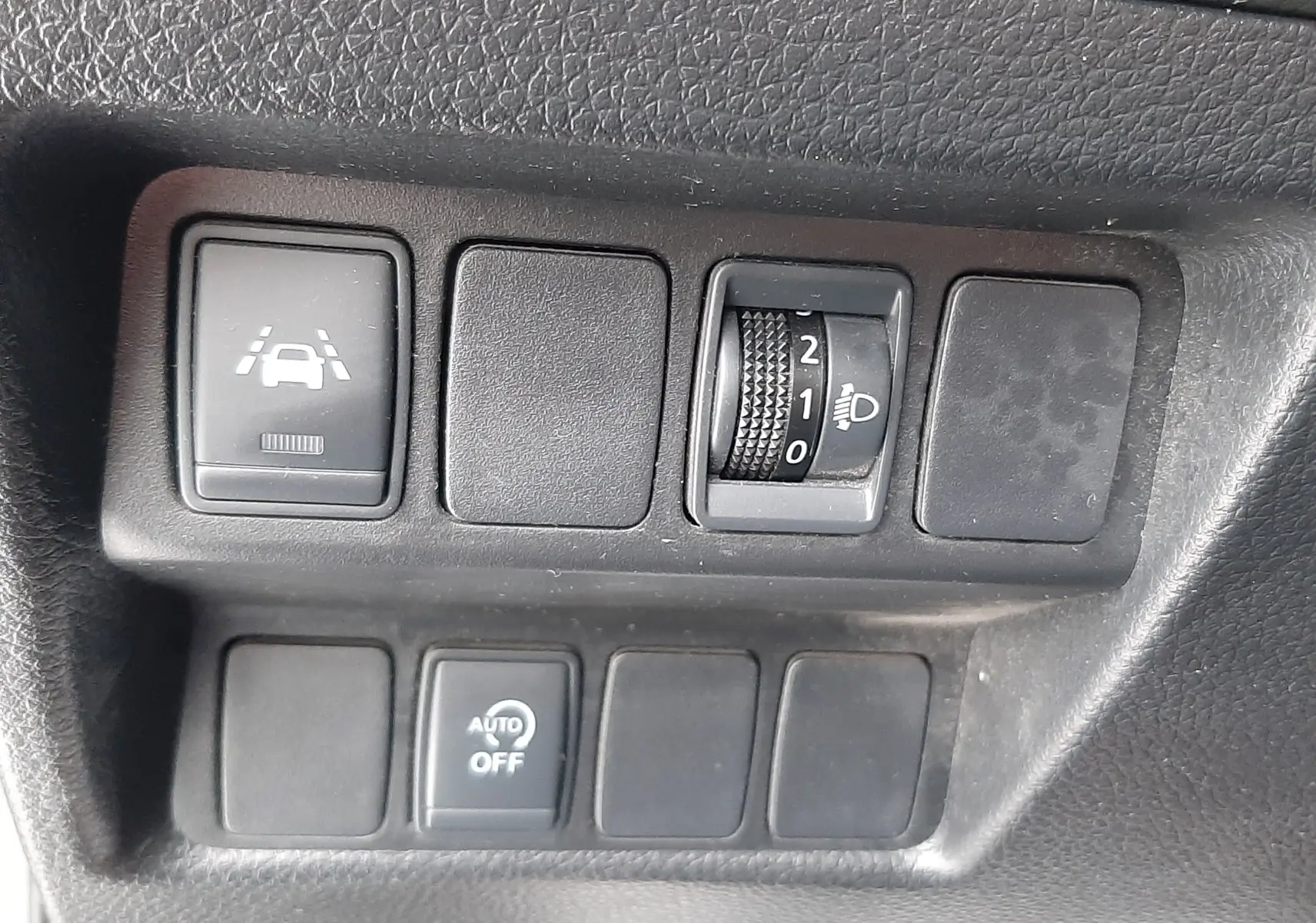 Gros plan sur les commandes noires du tableau de bord du Nissan Qashqai DCI 115 N-Connecta 2020.