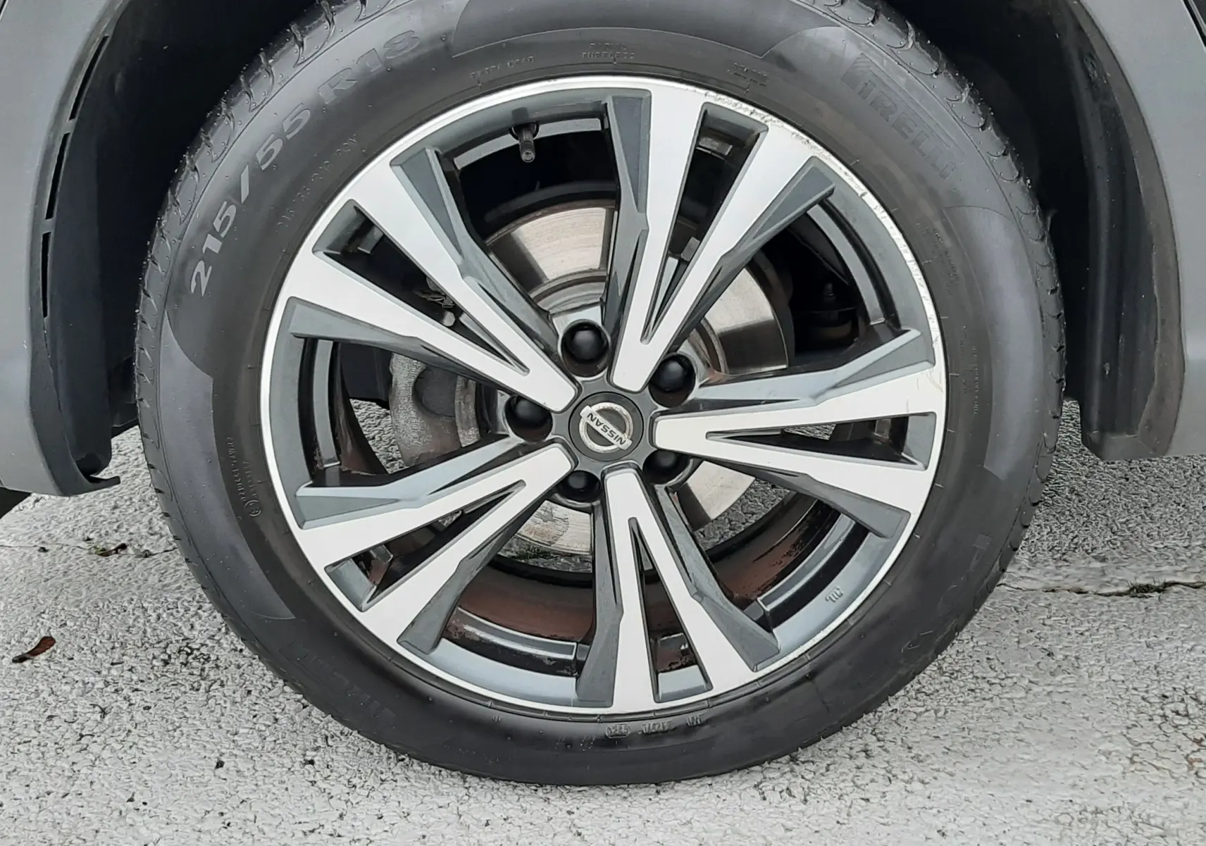 Gros plan sur la roue avant droite noire du Nissan Qashqai DCI 115 N-Connecta avec jante alliage bicolore.