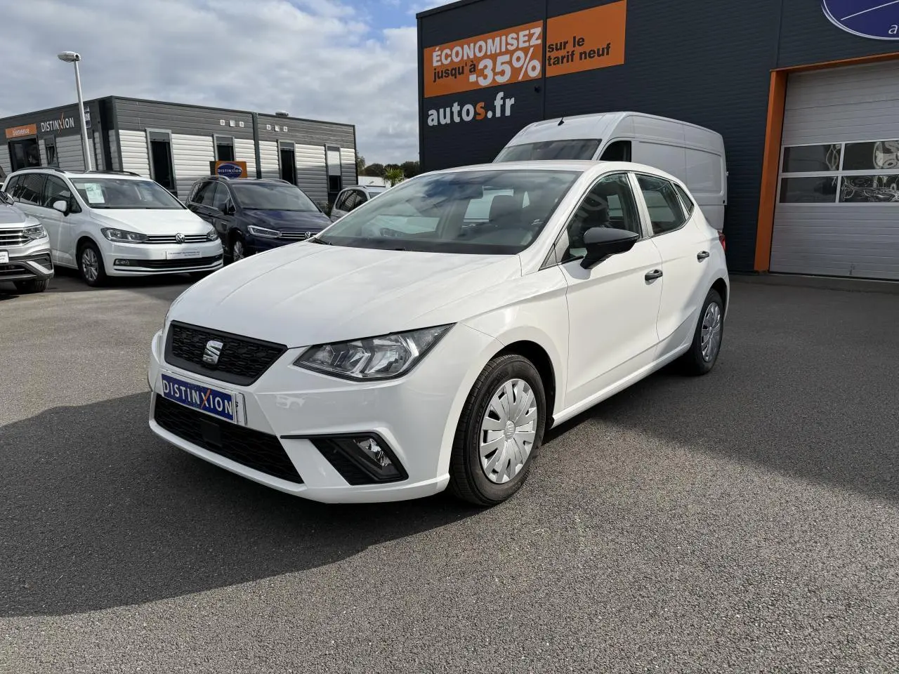 SEAT Ibiza 1.6 TDI blanc Candy vue 3/4 avant droit, avec rétroviseurs noirs et jantes enjoliveurs.