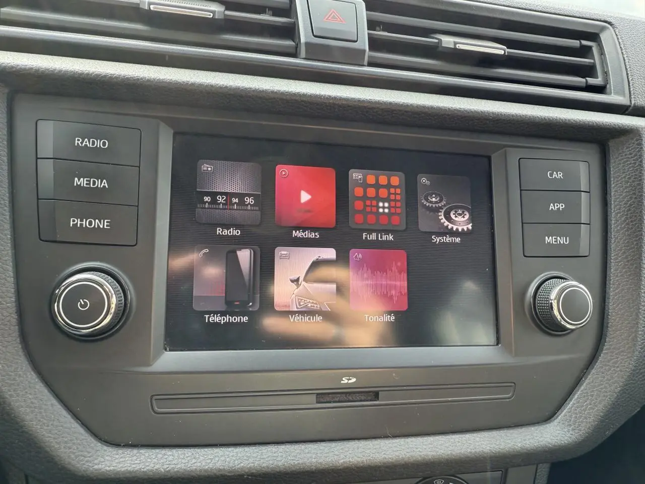 Écran tactile multimédia 6,5 pouces de la SEAT Ibiza 1.6 TDI 2019 avec commandes radio et téléphone visibles.