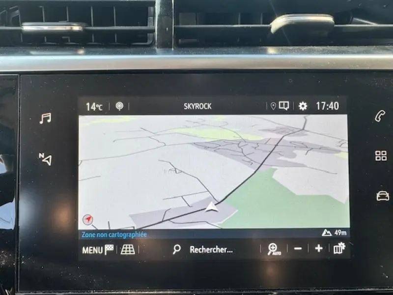 Écran tactile central de l’Opel Corsa 1.2 Turbo 2022 affichant la navigation GPS en intérieur noir brillant