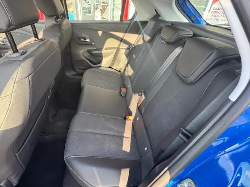 Vue intérieure côté droit de la banquette arrière noire d'une Opel Corsa 1.2 Turbo bleu voltaïque métallisé 2022.