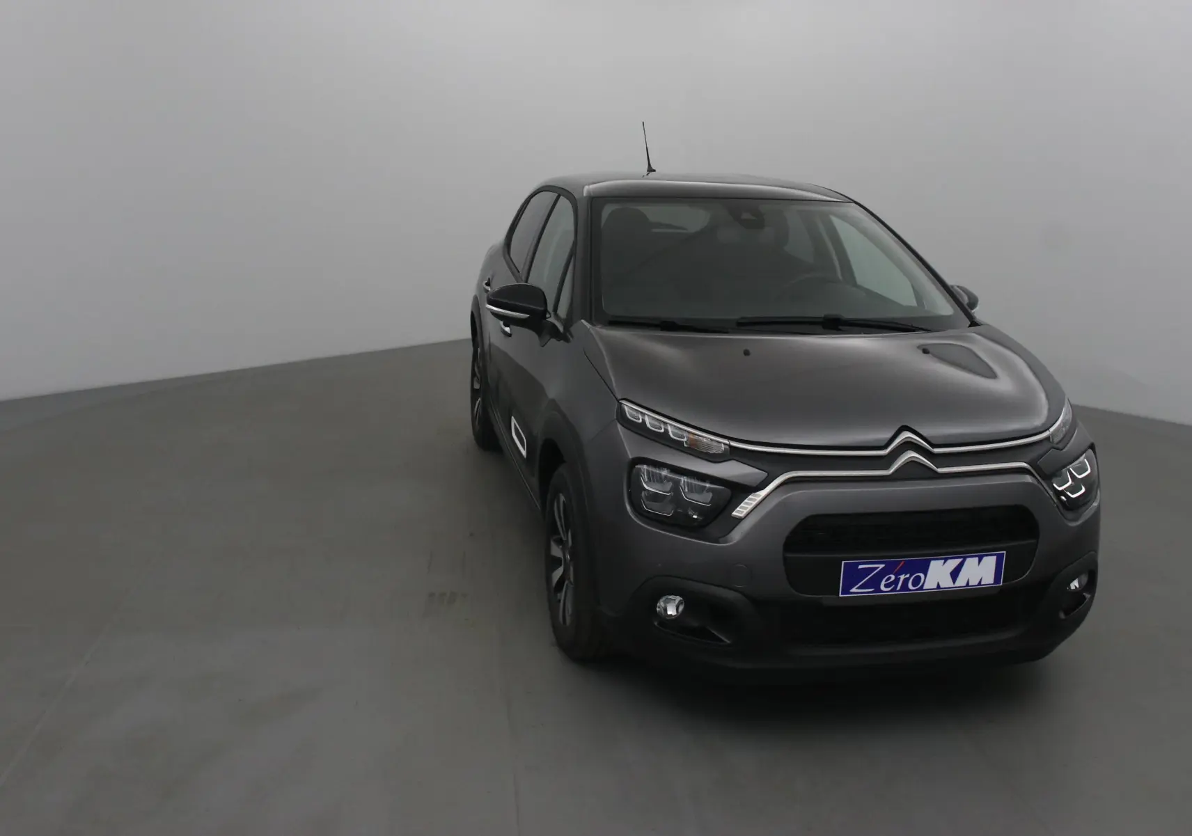 Citroën C3 2022 gris platinium/noir vue 3/4 avant droit avec signature lumineuse LED distinctive.