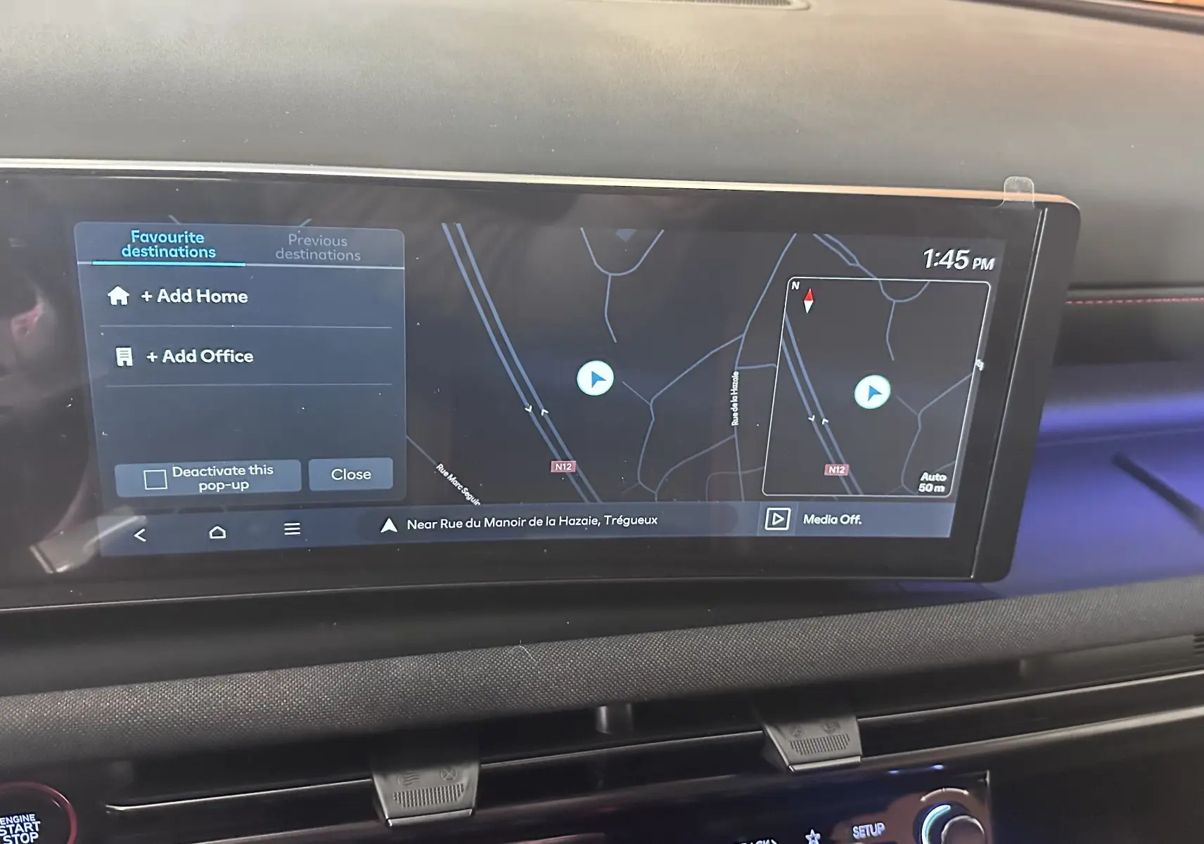 Vue rapprochée de l'écran tactile central du Hyundai Tucson gris Ecotronic 2025 affichant le GPS et les options de destinations.