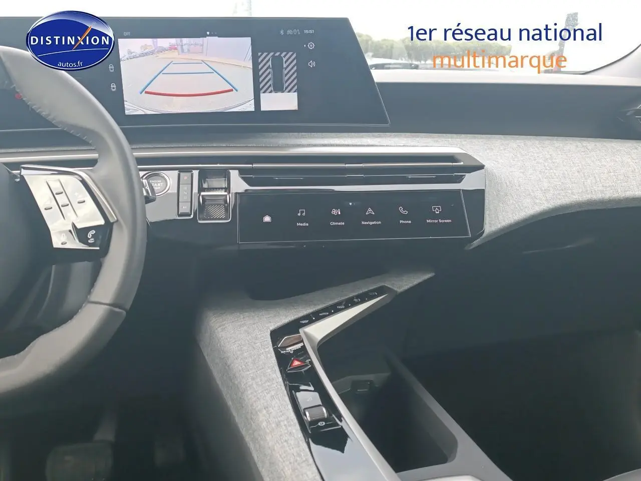 Vue intérieure avant droite du Peugeot 3008 bleu 2025, avec écran tactile et volant multifonction cuir.