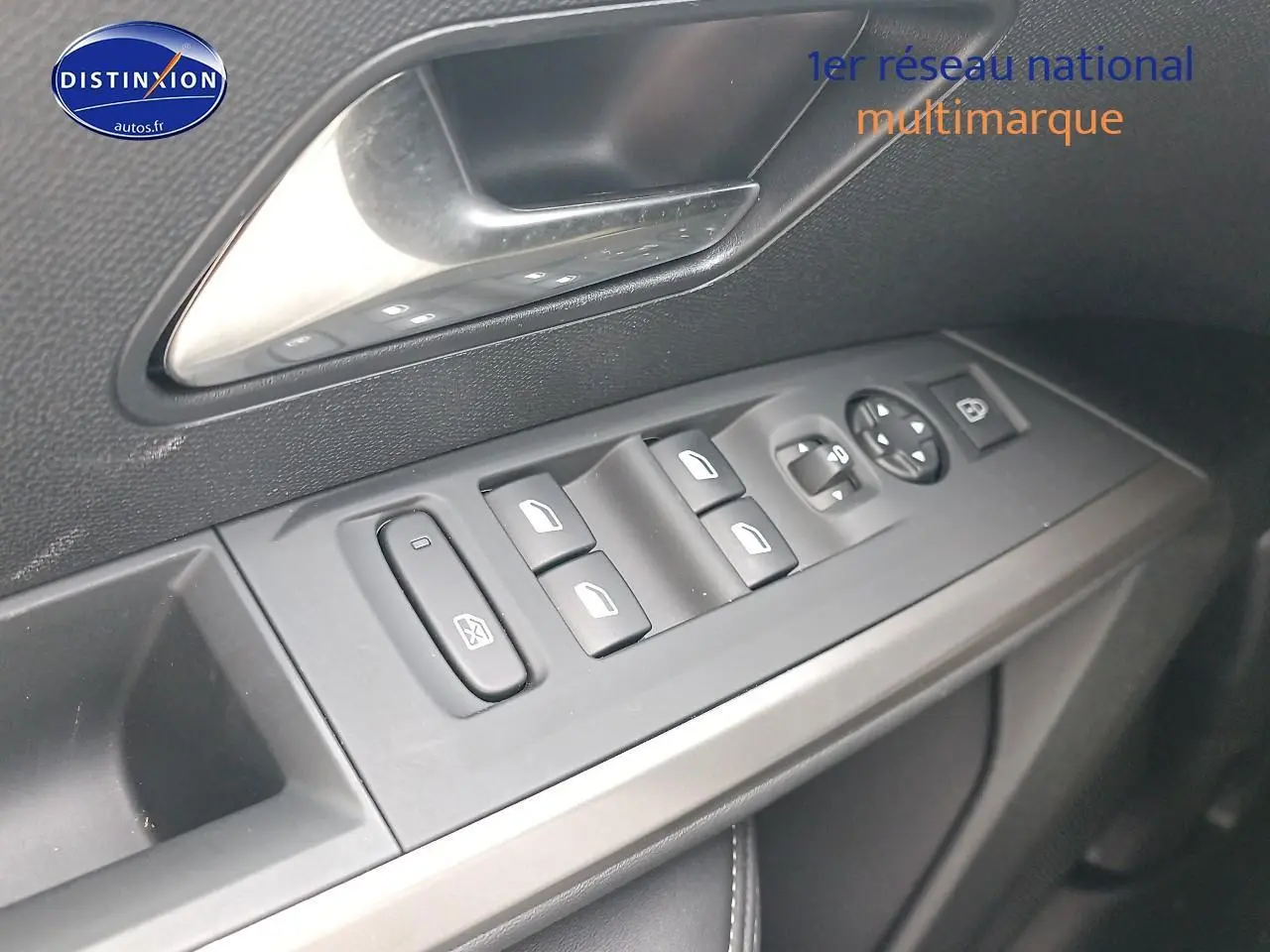 Vue rapprochée des commandes de lève-vitres côté gauche intérieur d'une Peugeot 3008 bleu 2025.