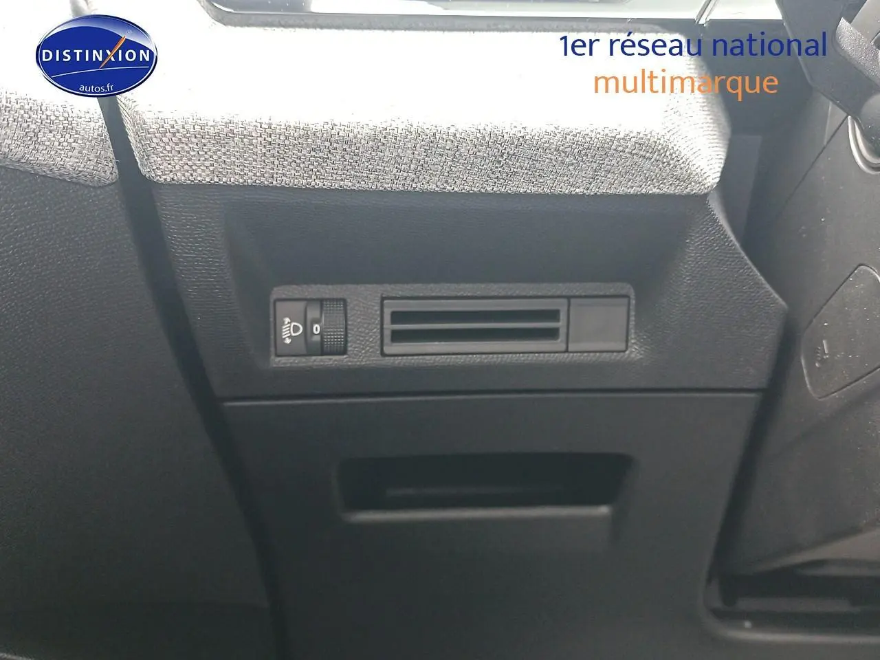 Détail intérieur montrant le réglage des phares et la sortie d’aération côté gauche du Peugeot 3008 bleu 2025.