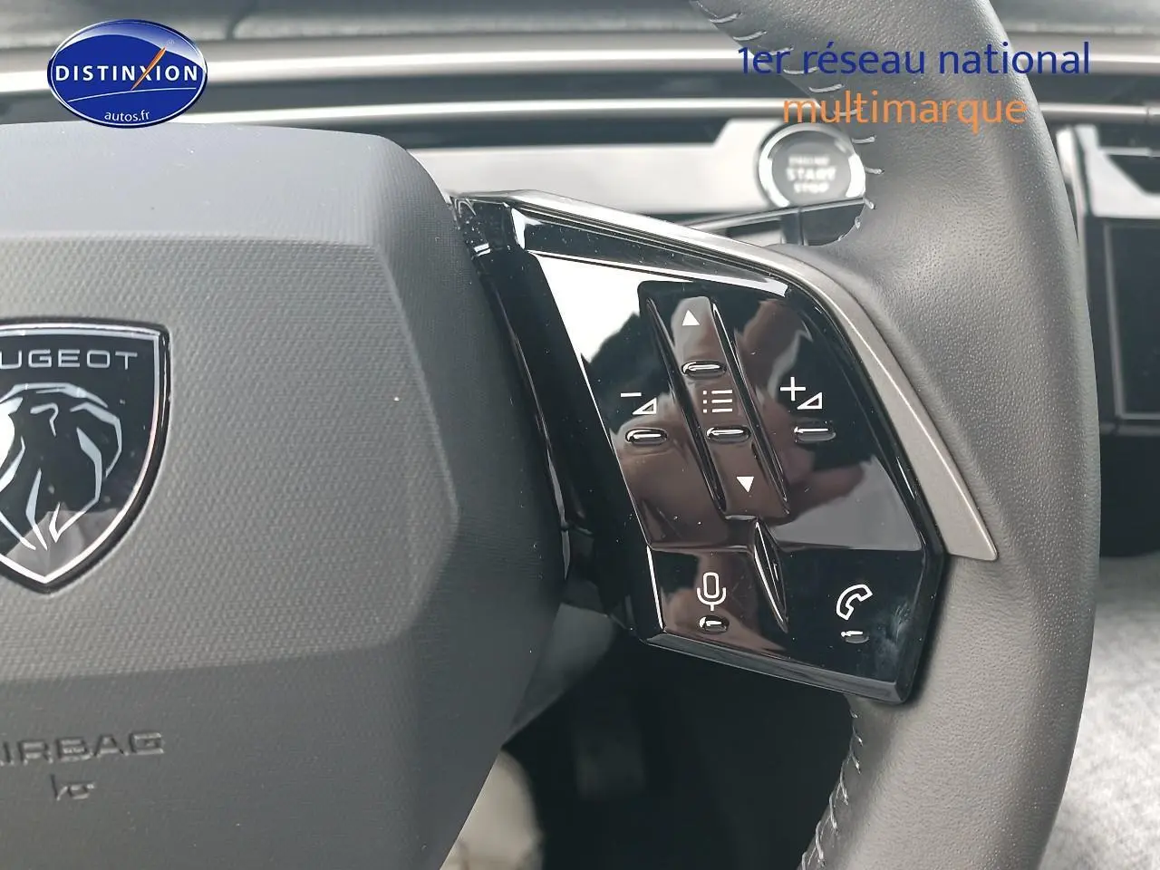 Gros plan sur le volant cuir multifonction du Peugeot 3008 bleu, avec commandes audio et téléphone intégrées.
