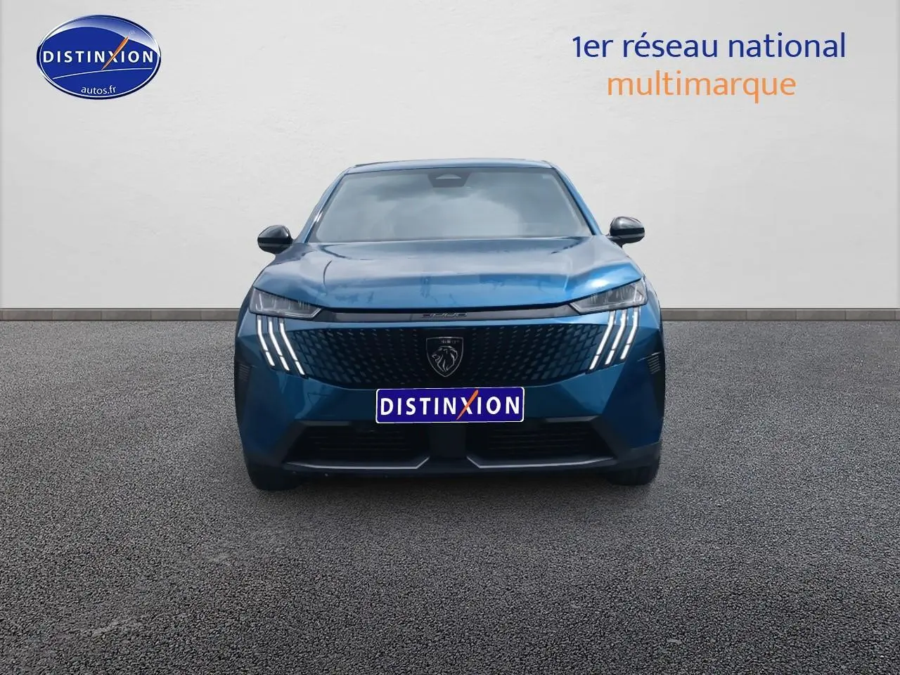 Vue frontale d’un Peugeot 3008 bleu 2025 avec phares LED et calandre noire distinctive.
