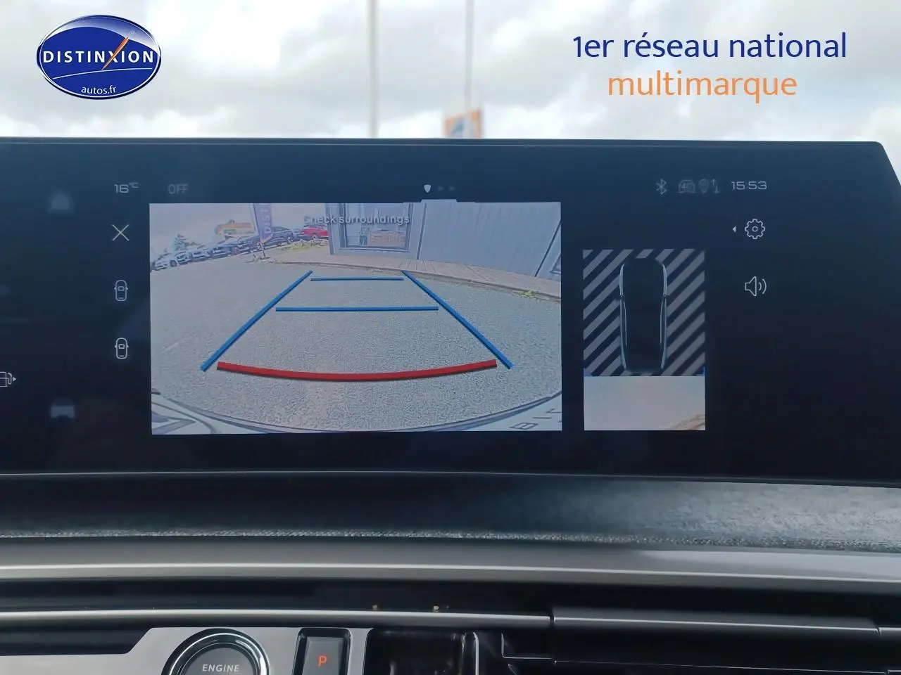 Vue de l'écran tactile intérieur montrant la caméra de recul et l'aide au stationnement du Peugeot 3008 bleu 2025.