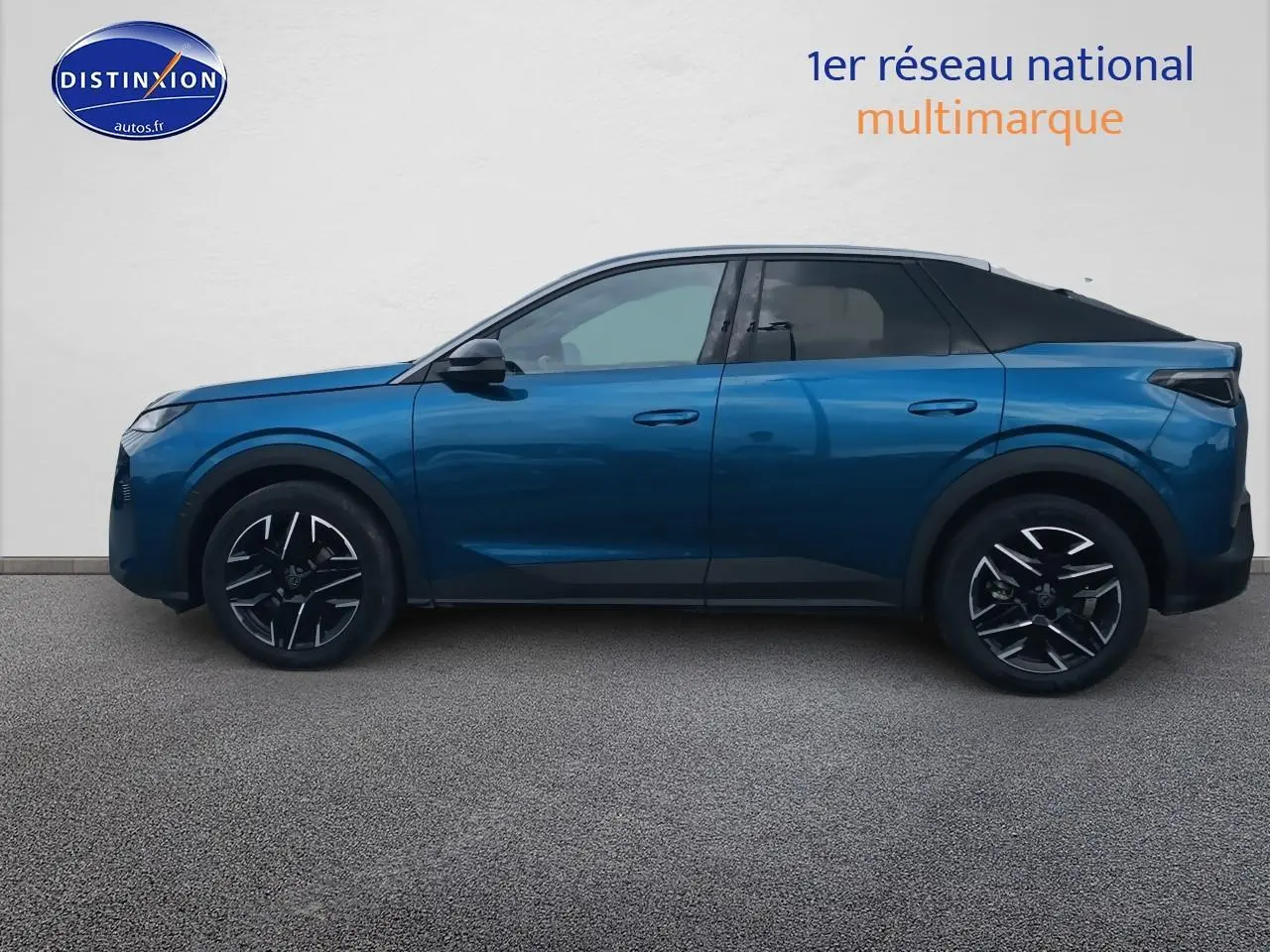 Profil latéral droit d'un Peugeot 3008 bleu 2025 avec jantes alliage et vitres arrière surteintées.