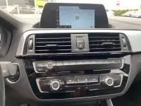 Intérieur de la BMW Série 1 114d M Sport 2018 montrant le tableau de bord et l’écran central tactile.