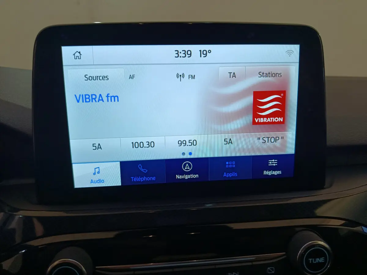 Écran tactile central du tableau de bord du Ford Kuga 2024 affichant la radio VIBRA fm en mode station.