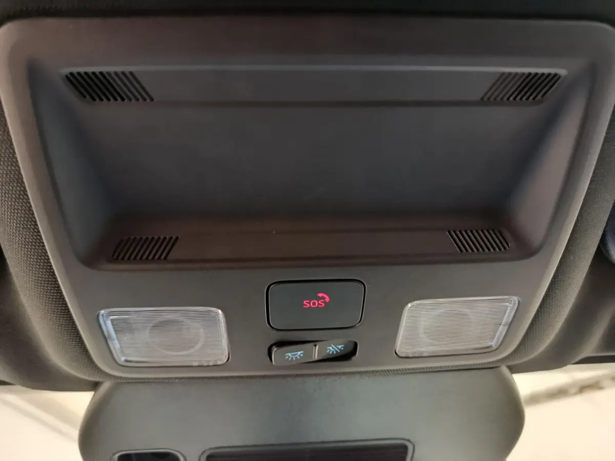 Vue en gros plan du plafonnier intérieur avec bouton SOS et éclairages, Ford Kuga 2024 bleu St Line.
