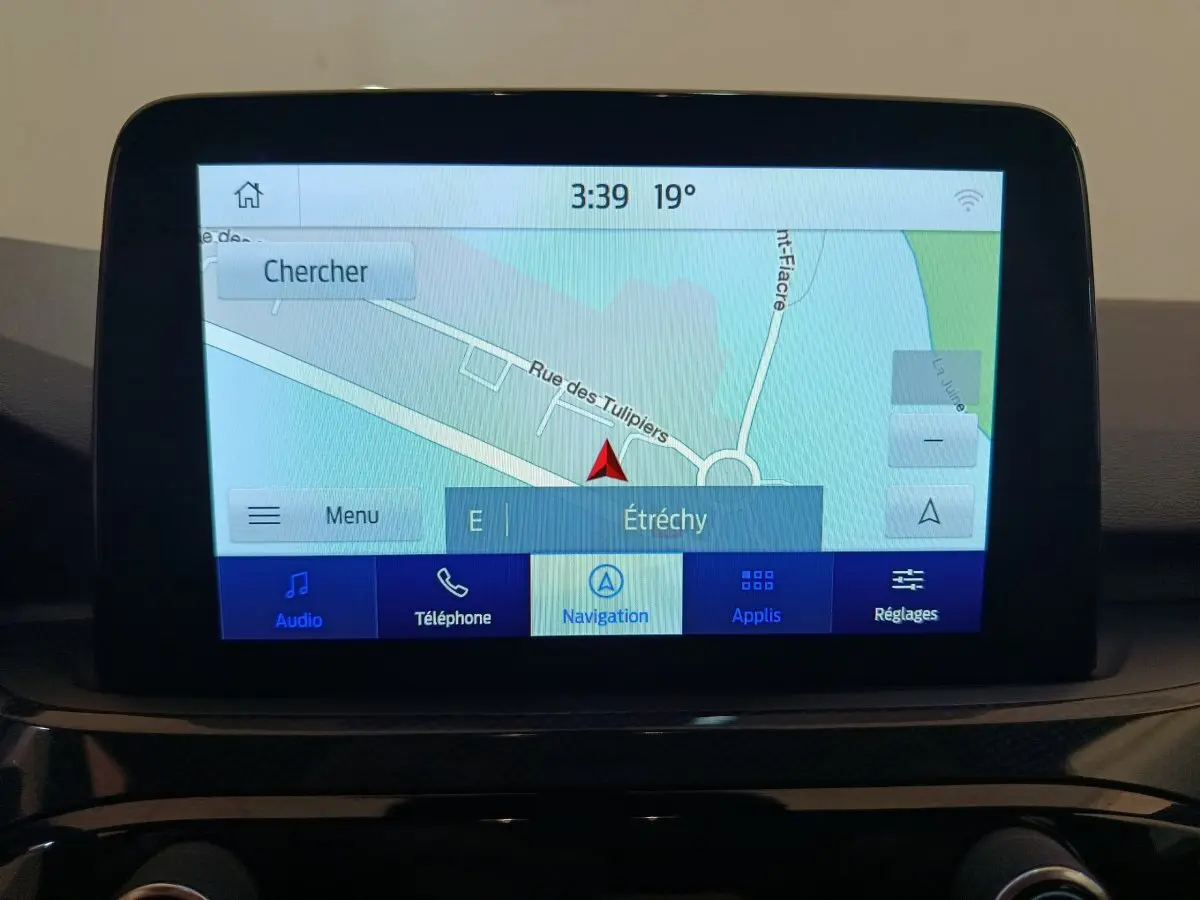 Écran tactile central du système de navigation du Ford Kuga 2024 affichant une carte avec la localisation Étréchy.