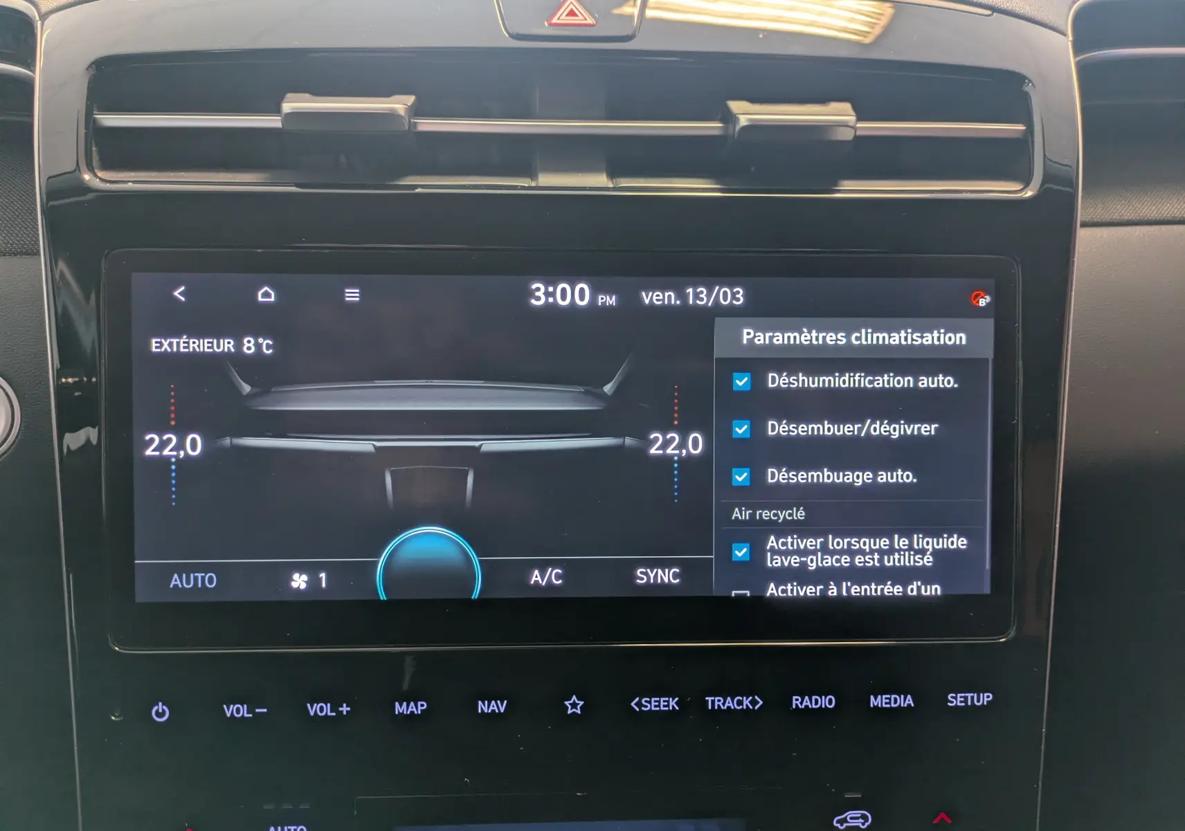 Écran tactile central du Hyundai Tucson blanc 2021, affichant les réglages de la climatisation automatique 2 zones.