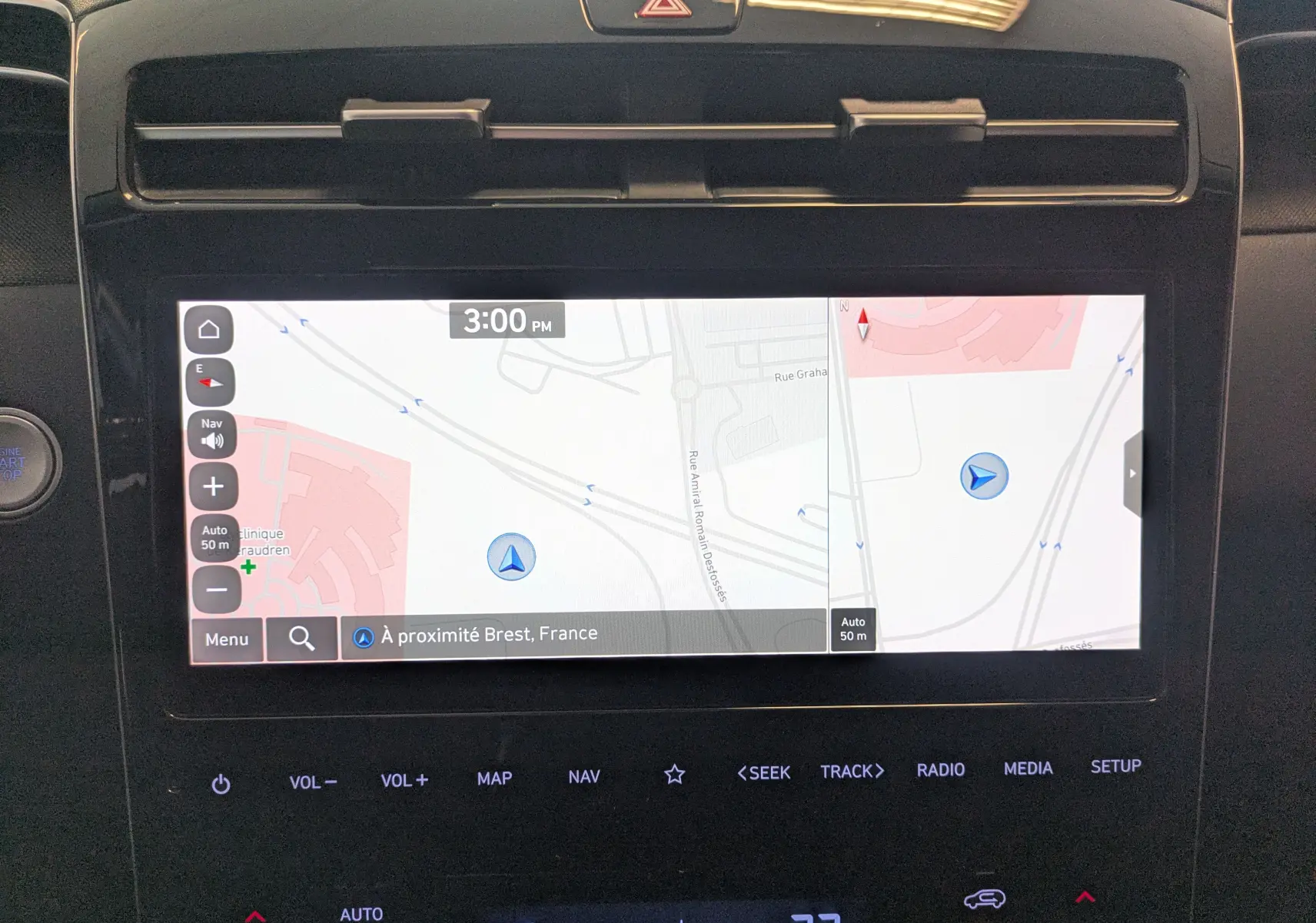 Écran tactile de navigation Europe du Hyundai Tucson blanc 2021, vue rapprochée du tableau de bord noir.