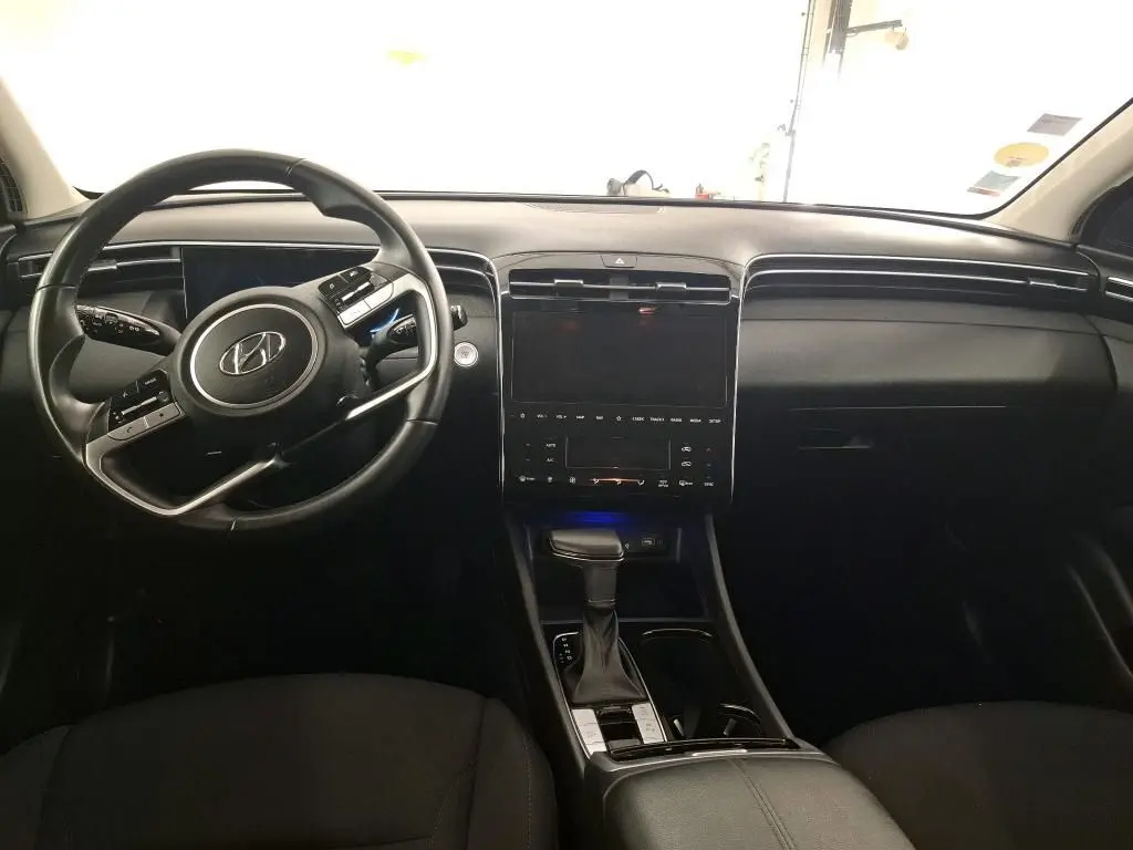 Gros plan sur la jante alliage grise et le pneu Pirelli du Hyundai Tucson blanc, côté avant droit.