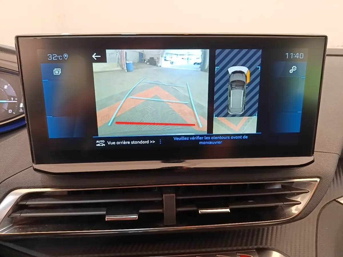 Écran tactile central du Peugeot 3008 gris foncé affichant la caméra de recul avec guidage et capteurs de stationnement.