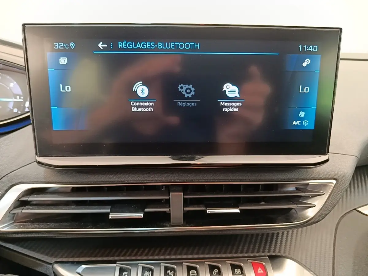 Écran tactile central affichant les réglages Bluetooth sur le tableau de bord d’un Peugeot 3008 gris foncé.