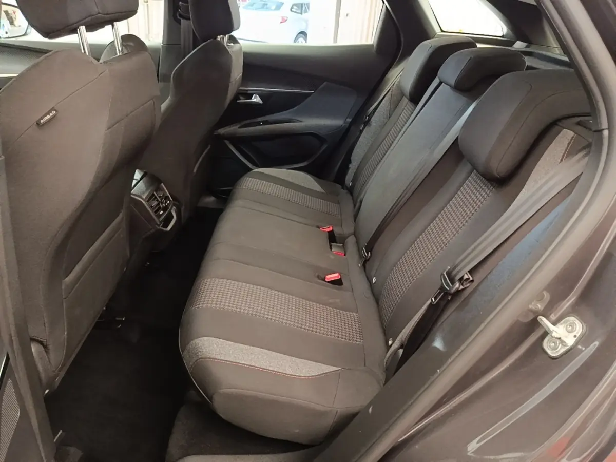 Vue côté droit de la banquette arrière gris foncé du Peugeot 3008 avec ceintures et appuie-têtes visibles.