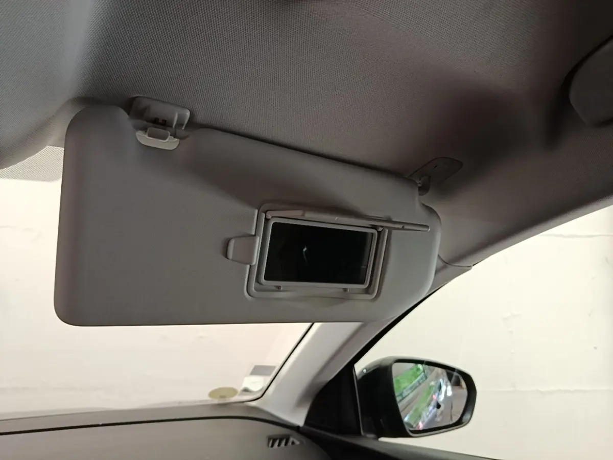 Détail du pare-soleil côté conducteur avec miroir intégré, intérieur gris clair du Peugeot 3008 2022.