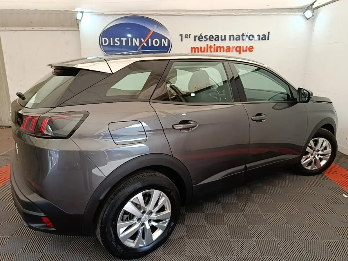 Vue côté droit arrière d’un Peugeot 3008 gris foncé avec feux arrière à LED et jantes alliage argentées.